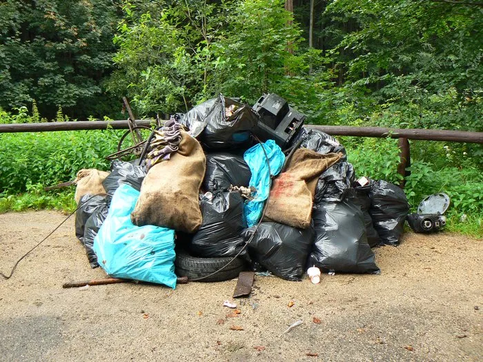 JJHS opět uklízel odpadky podél silnice z Oldřichova do Raspenavy