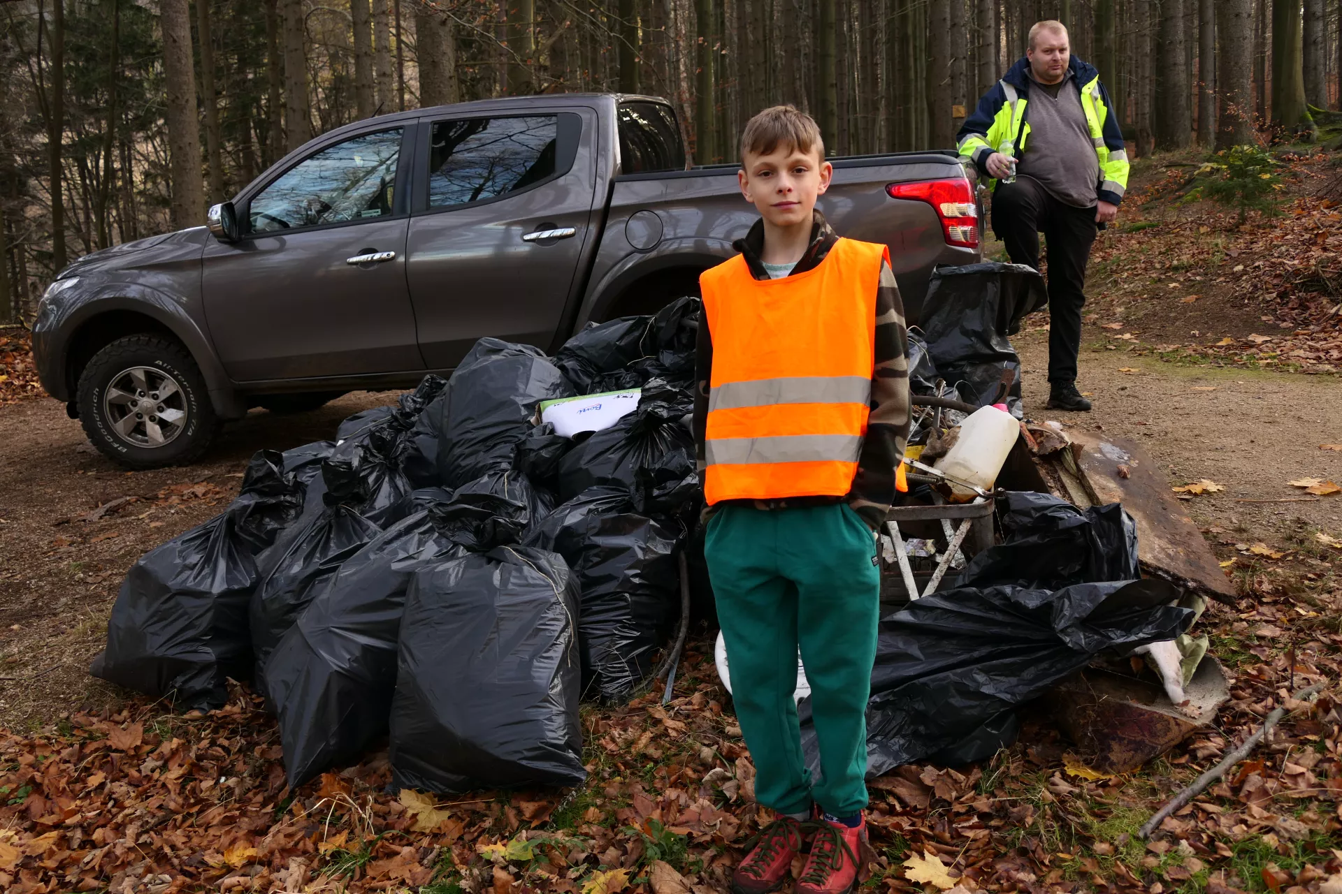 Úklid odpadků podél silnice z Oldřichova do Raspenavy