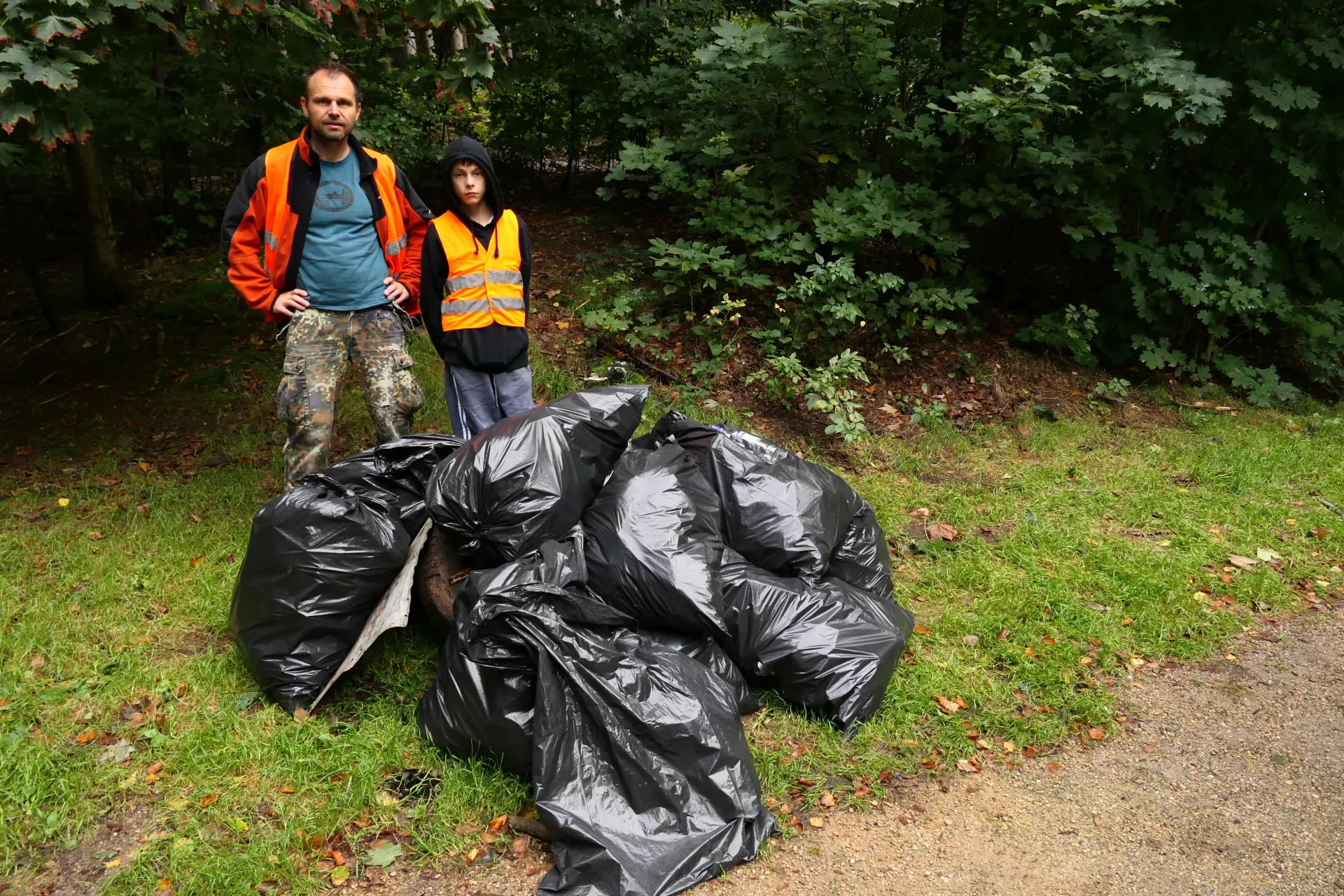 JJHS tradičně uklízel odpadky podél silnice z Oldřichova do Raspenavy